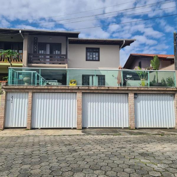 Casa com Piscina, Suíte, 3 Quartos,1 WC e1 Lavabo