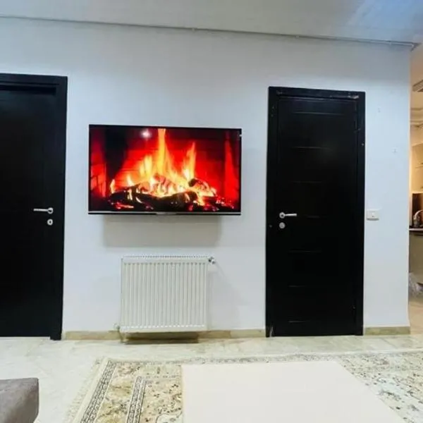 Spacious Apartment Ennasr, S2, Main Street, hotel di Ariana