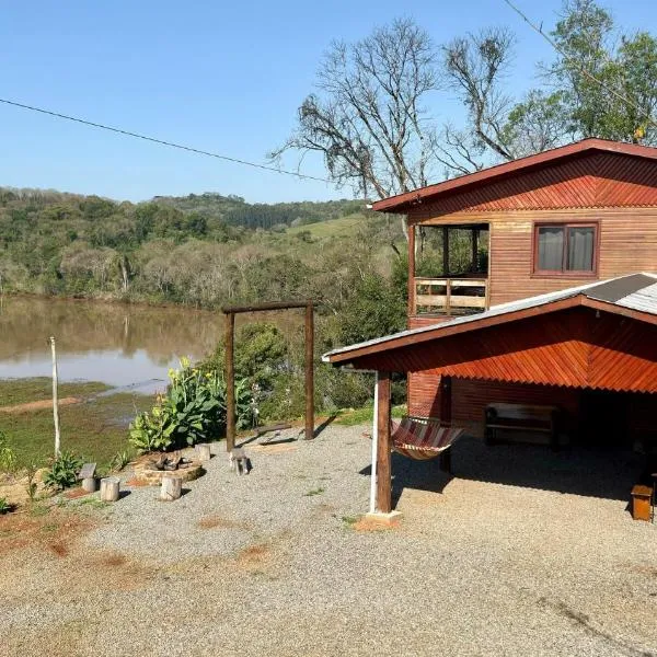 Casa rústica às margens do lago, hotel a Maximiliano de Almeida