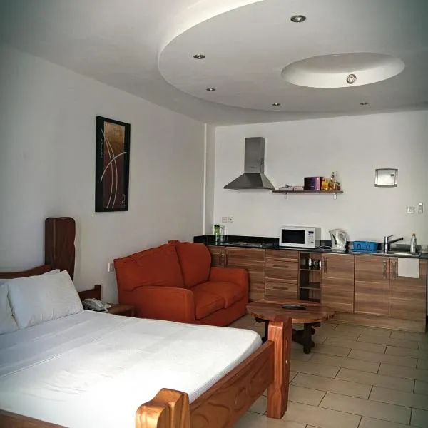 B12 Cowrie Beach Studio Apartment, hotelli kohteessa Bamburi