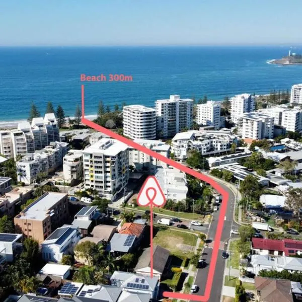 Pet-Friendly Home with Big Yard 300m to Dog Beach Walk to Restaurants，莫羅拉巴海濱的飯店