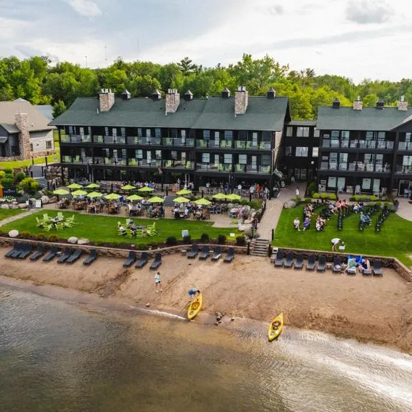 Quarterdeck Resort، فندق في Nisswa