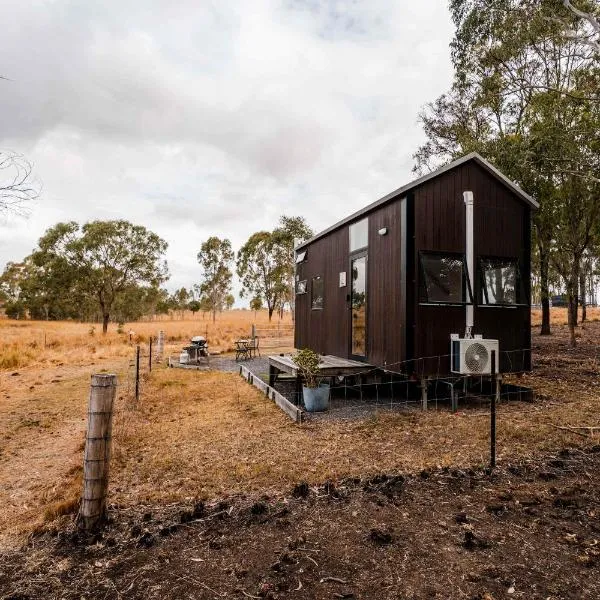 Golden Hill Farmstay by Tiny Away, hotel sa Rosedale