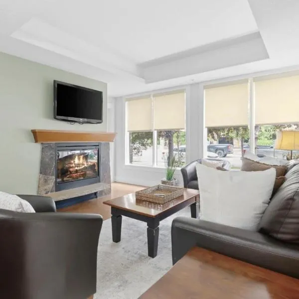 Mountain Bliss Spacious 2BR with Pool and Hot Tub โรงแรมในแคนมอร์