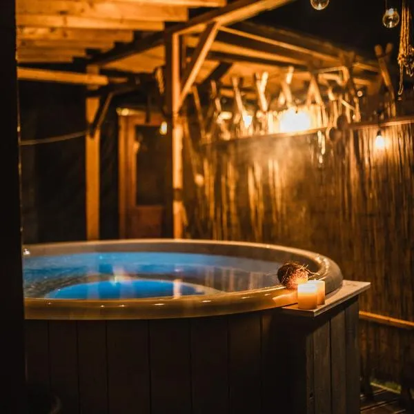 Aloha Glamp - Całoroczny glamping nad rzeką z prywatną balią - Stok narciarski, góry, lasy, sauna, hotel v destinácii Zagórnik