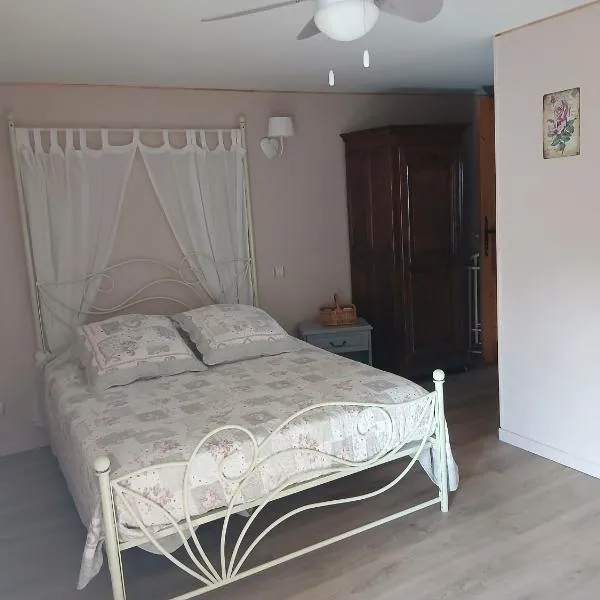 Laperrière-sur-Saône में, होटल La cabane de Lancelot Chambre Romance
