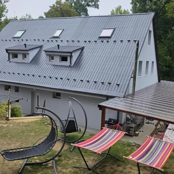 Tavba -Gočár až 27 osob, 8 apartmánů,8 koupelen, 8 kuchyní na kraji lesa, Hotel in Kamenický Šenov