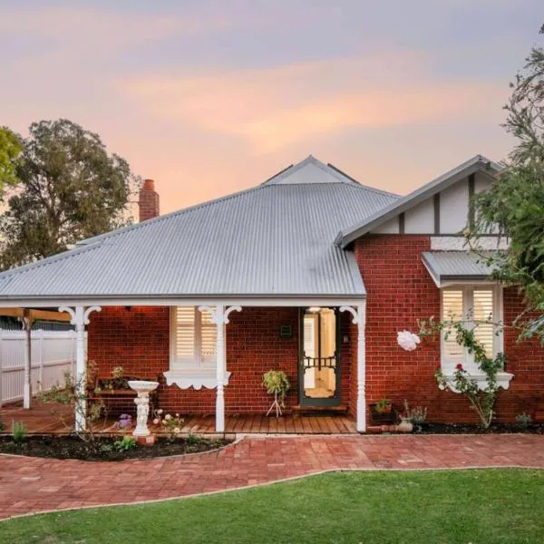 Sapphire House 3BR Art Deco Arcade Fenced Yard, hotel en Perth