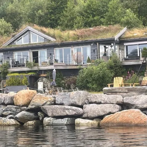 Småstranda Fjord Lodge, хотел в Åheim