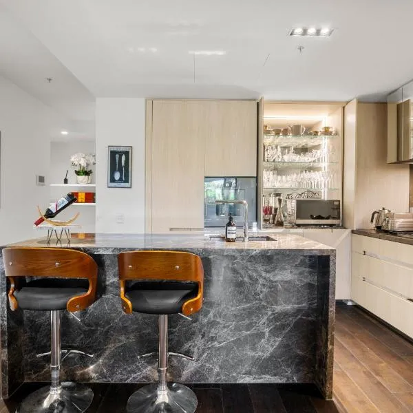 Luxury 2B2B Albert Park Lakeside Apartment with Pool, Gym, Sauna & CarPark, hotel in Melbourne