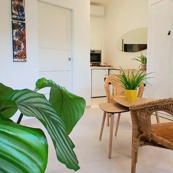 Studio port santa lucia, Hotel in Saint-Raphaël