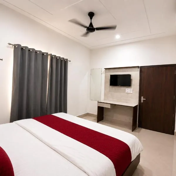 Hotel SSD - Vrindavan #Near All Major Temples #AC Rooms #Couple Friendly #Lift: Vrindavan şehrinde bir otel