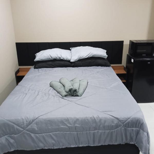 Suíte com cozinha e vaga na 25 de Agosto