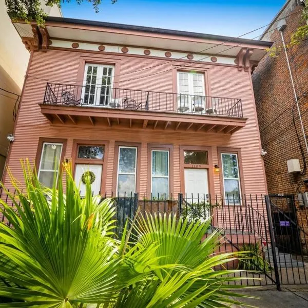 Governors Apartment - Steps to French Quarter, hotel i New Orleans