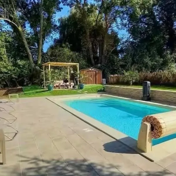La Maison Labonnechose - Piscine chauffée - Calme - Jeux, hotel em Notre-Dame-de-Fresnay