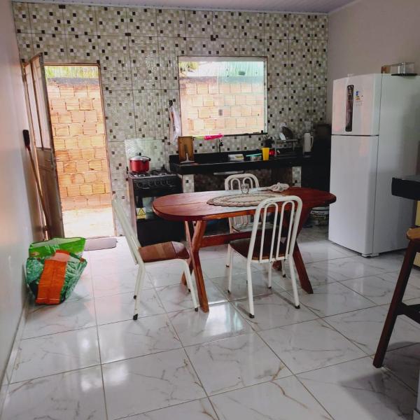 Refúgio arborizado com ar e ducha externa