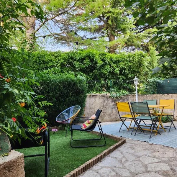 Petite maison avec jardin au centre du village, hotel in Nant
