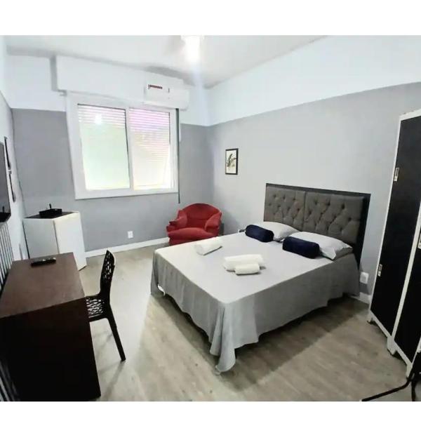 Quarto privativo com cama de casal esquina de Copacabana com Ipanema