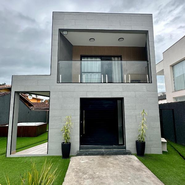 Casa com Piscina e Hidro a 900m da Praia em Boracéia