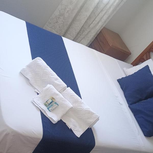 Casa com piscina para até 6 pessoas com duas camas de casal e sofá-cama casal - Foto 2