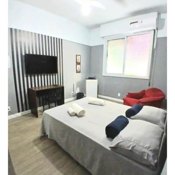 Quarto privativo com cama de casal esquina de Copacabana com Ipanema - Foto 2