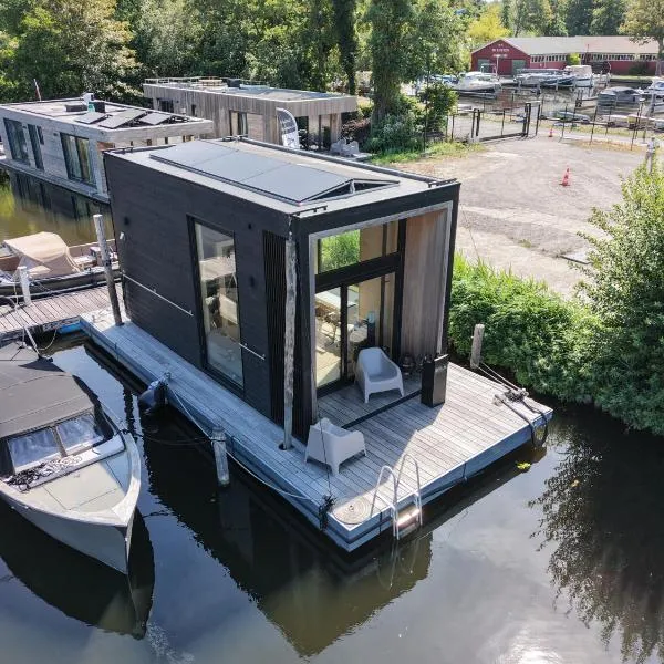 Modern Stay Tiny Houseboat to visit Amsterdam, hotel en Monnickendam