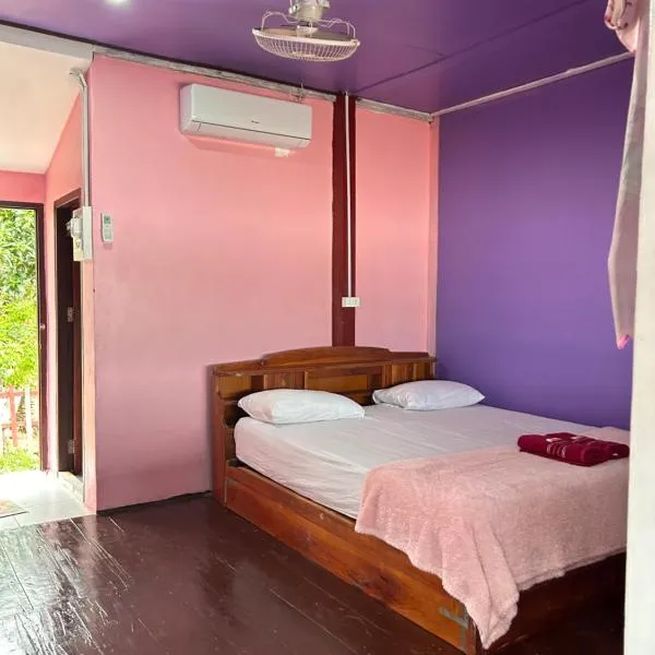 Allnew bangalow Riverside, hotel i Along