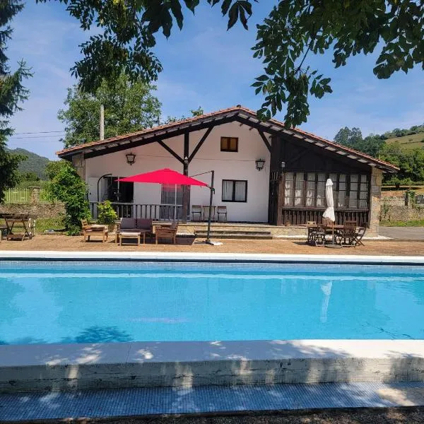 Casa de Aldea con piscina en Peón "Los Tres Robles", hotel v destinácii Peón