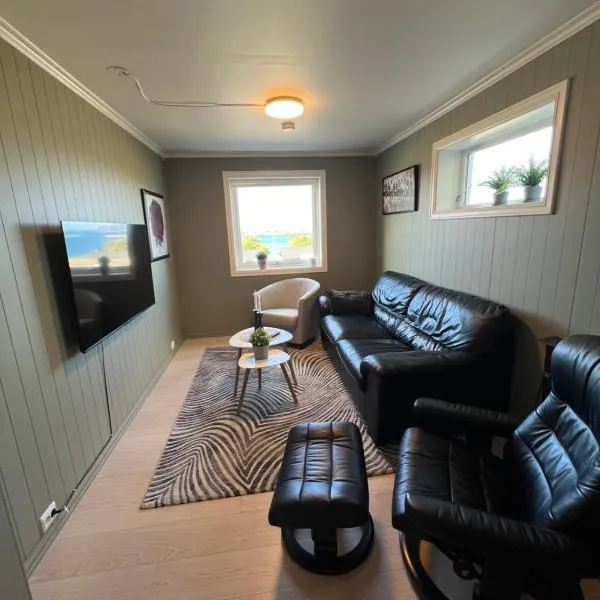 Basement apartment on Ulstein, hotel v destinácii Ulstein