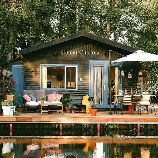 Beautiful Romantic Chalet in Geel، فندق في جيل