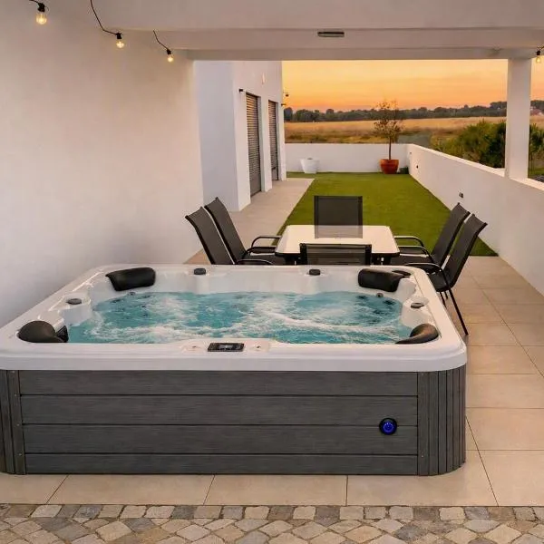 CASA NELIA-SPA JACUZZI-PISCINE CHAUFFÉE 400 m de la plage Porto Covo, hotel en Porto Covo