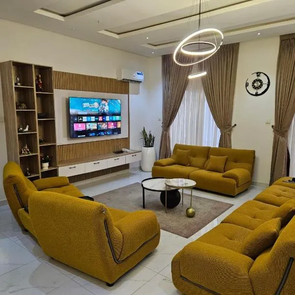Mauxworth Homes and Apartments, готель у місті Ікеджа