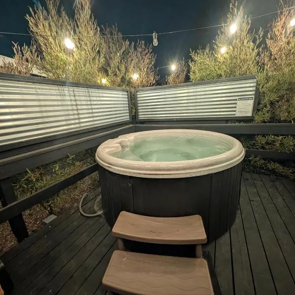 Forest & Vine Hot tub, Pet Friendly, walk to town, hotell i Templeton