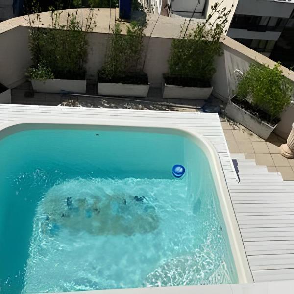 Cobertura Arpoador com piscina, garagem, serviços e segurança 24 horas
