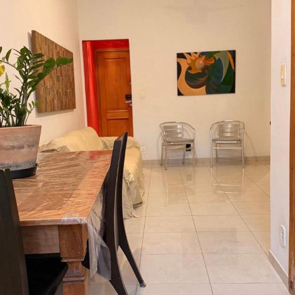 5 adultos, 2 quartos, Apartamento espaçoso em Copacabana, 5 minutos da Praia, metrô na Porta e garagem
