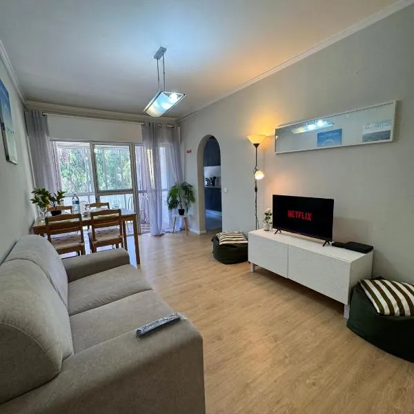 2BR Estoril Apartment - Near Estoril Beach & Cascais - Sleeps 4, hotel sa Estoril