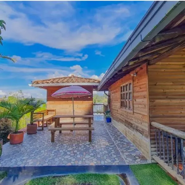 Cabaña Guatapé, WIFI, area de trabajo, muelle privado y acceso directo al lago, hótel í El Peñol