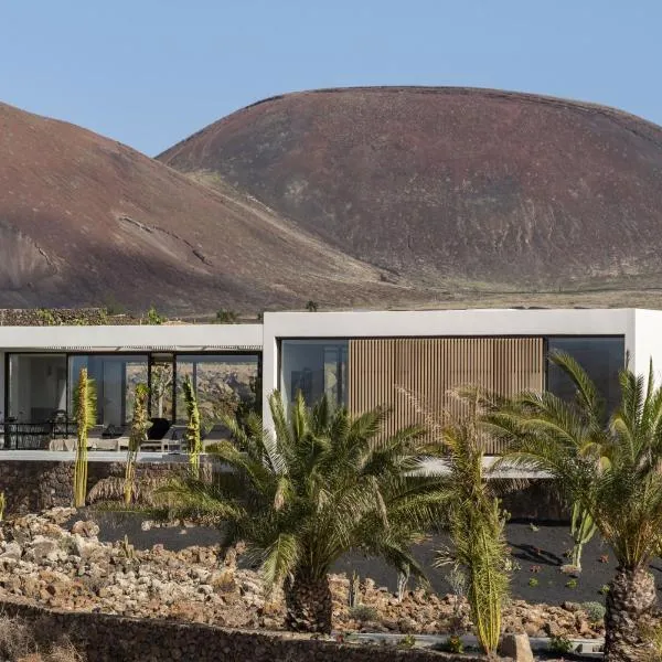 Villa Gara exclusive luxury villa with heated pool, хотел в Лахарес