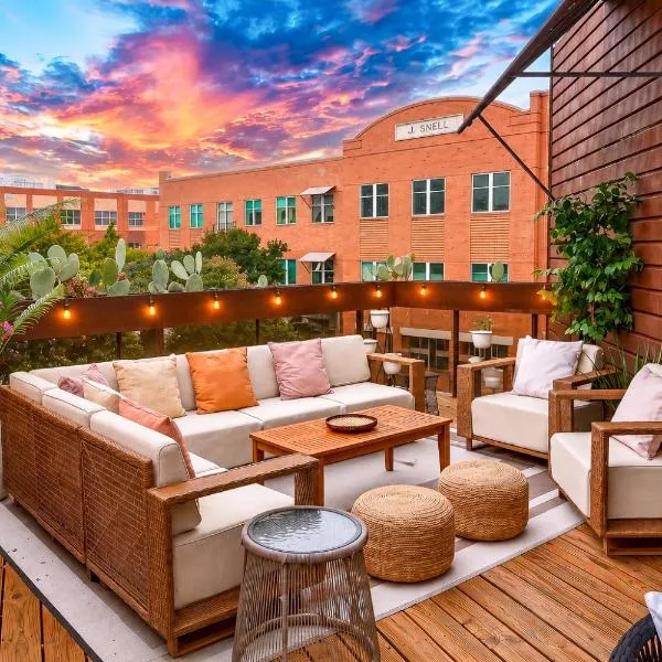 2BR Designer Condo on Trendy East 11th St, Downtown Austin, hotel u gradu Ostin