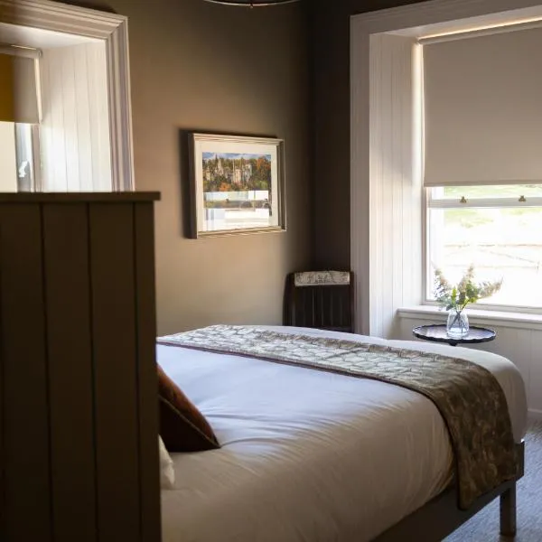 The Rooms at Walsh's Boutique Accommodation، فندق في Cappoquin