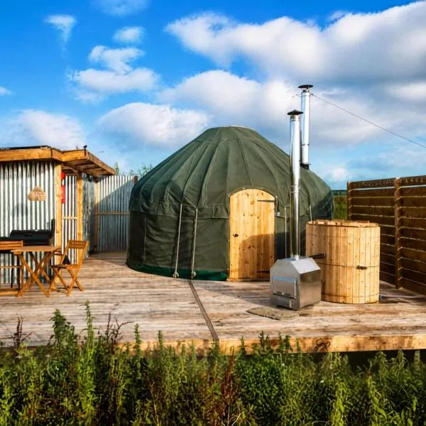 Off grid Yurt with wood fired hot tub and private facilities on the NC500, hotel v destinaci Dunnet
