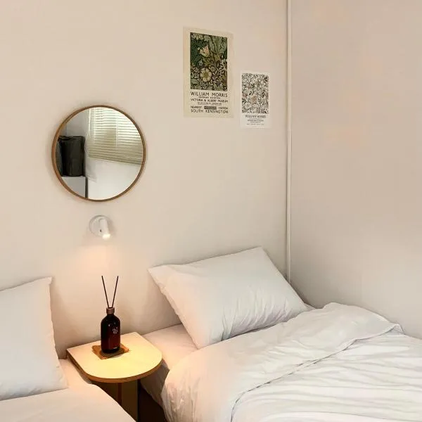 Yellow stay, hotelli kohteessa Bucheon