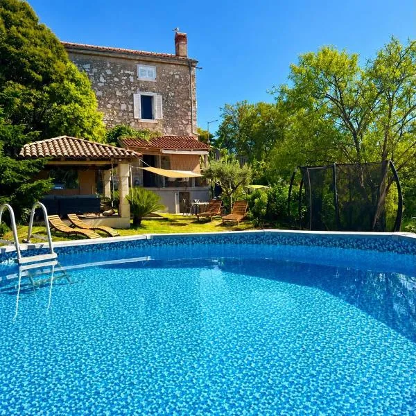Stone house Chiara Seaview, Hotel in Funtana
