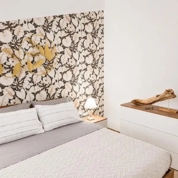 Panoramic Sea View Apartment in Scalea Near Beach & Historic Center, hotel em Scalea