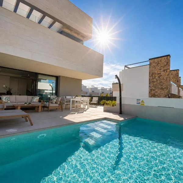 LUXURY VILLA ALMENDRO 8 WITH PRIVATE HEATED POOL AT SANTA ROSLIA RESORT by PREMIUM SPAIN PROPERTIES, hotel en Torre-Pacheco