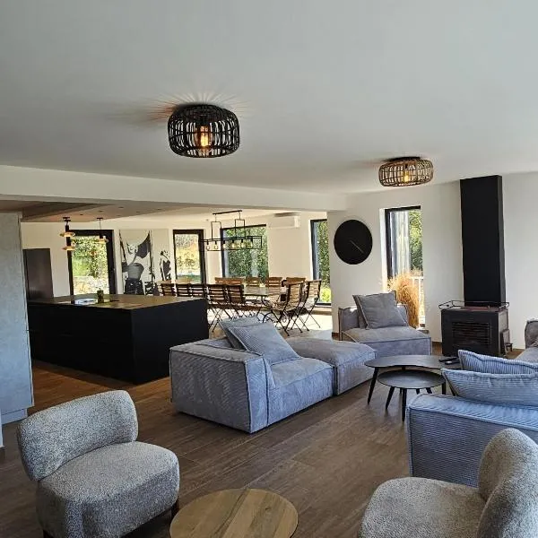 Les Terrasses de Laloux - 14 personnes - entièrement climatisé - piscine, hotel in Rochefort