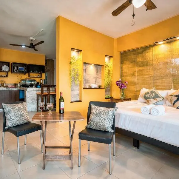 Boutique 1BR 2BR Suites Sleeps 2-8, Morning Markets, Beach & Cenote 10 Min, Kitchen Fast WiFi AC, хотел в Плая дел Кармен