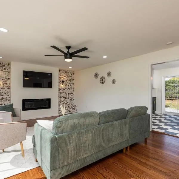 *NEW* Dragster Dream House: 3BD/2BA + Game Room, hotel in Bluff City