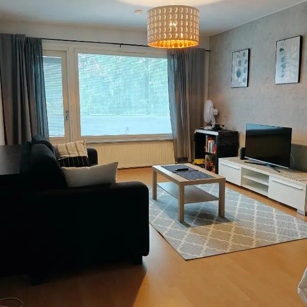 Peaceful and spacious apartment with free parking, hotel en Kemi