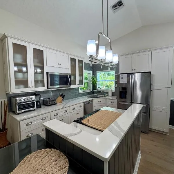 Near KSC - Peaceful Spacious Home for 6 - Fully Stocked Kitchen and Coffee Bar, hotel v destinaci Titusville